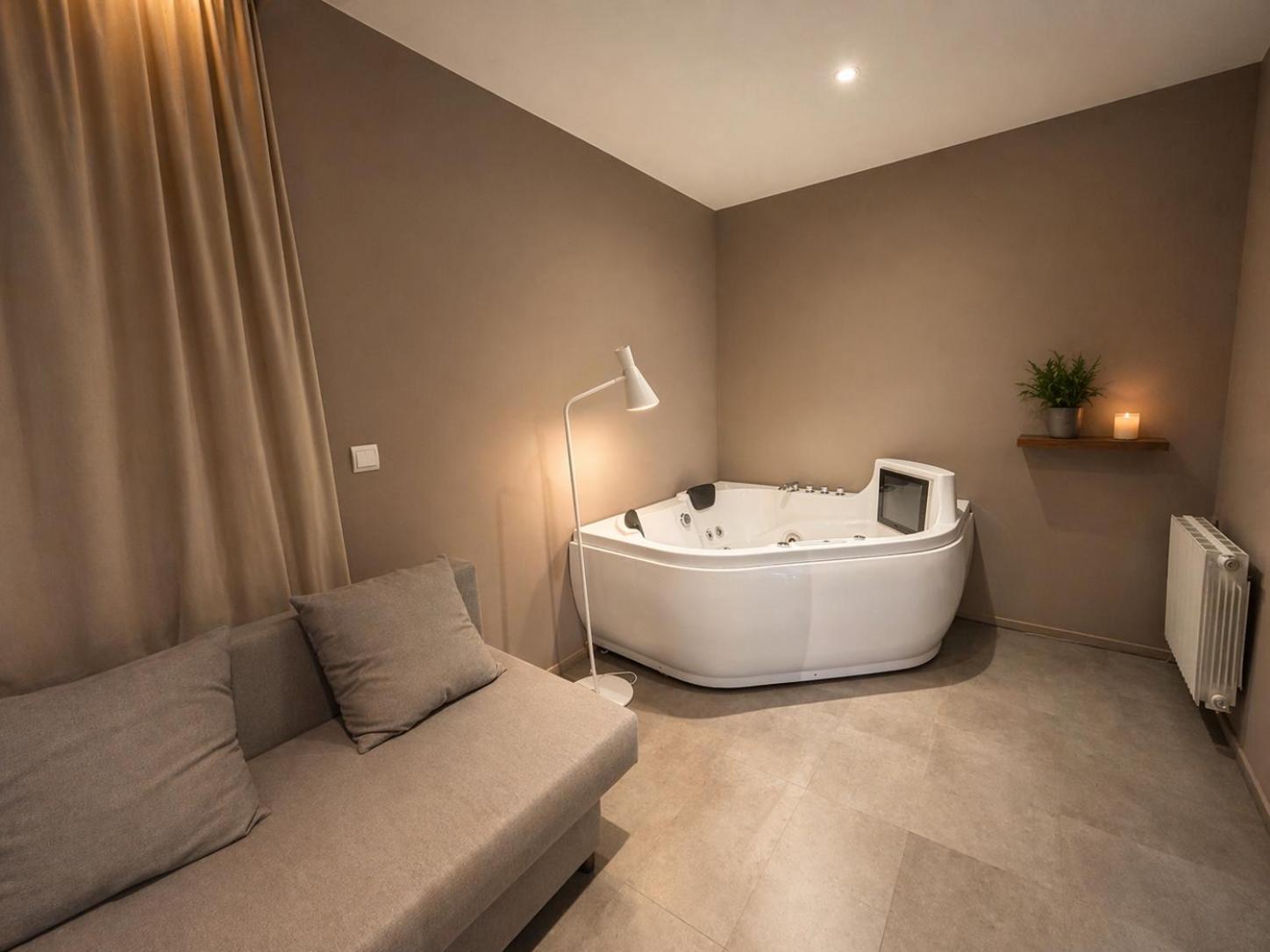 One-Bedroom Apartment Hot Tub